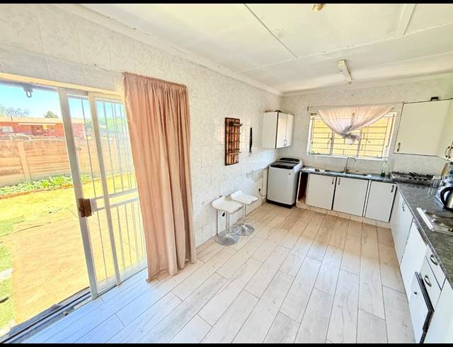 3 BEDROOM HOUSE FOR SALE IN VANDERBIJLPARK CE 2